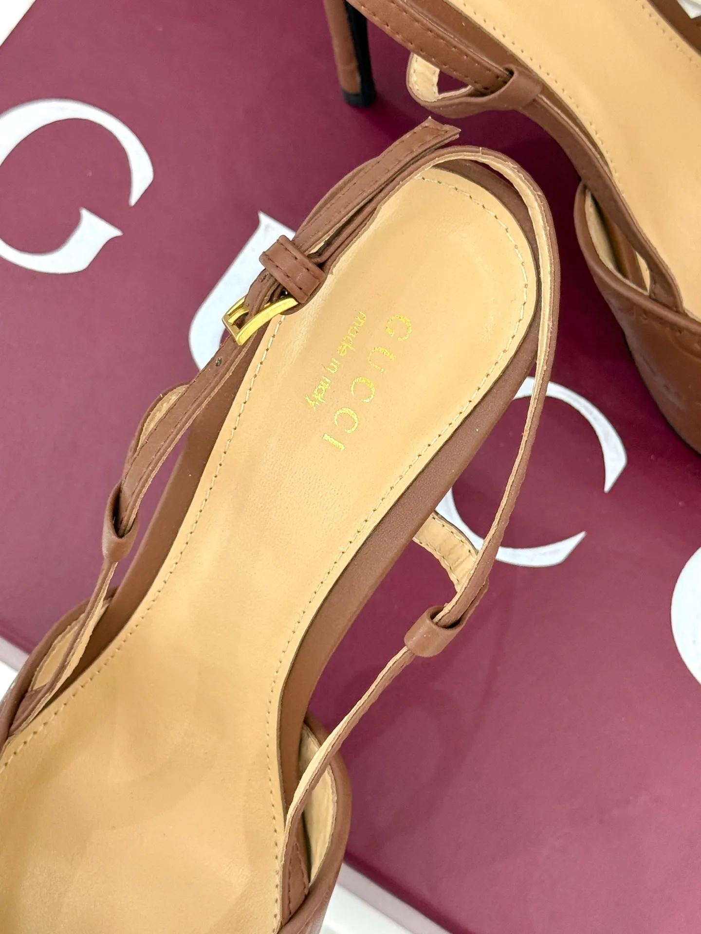 👟👟Ex-factory price 680👟👟 Gucci/Gucci classic horsebit pointed-toe platform high-heeled sandals, which perfectly integrate classic elements and fashionable design. These sandals are decorated with the iconic horsebit. The metallic horsebit embellishes the upper, exuding a strong retro style and highlighting the brand heritage. The design of the waterproof platform and the high heel complement each other. The 9.5 cm high heel and the 2 cm waterproof platform can effectively reduce the pressure on the foot while elongating the leg line, making walking more stable. The adjustable ankle buckle design is not only easy to put on and take off, but can also be adjusted according to personal foot shape to ensure a comfortable fit. Whether paired with an elegant dress for formal occasions or paired with simple trousers to create a fashionable street style, these sandals can be easily worn, adding a touch of color to the overall look and showing the wearer's unique taste and fashion attitude. The fabric is made of original customized calfskin, the inner pads are all sheepskin, and the genuine leather outsole imported from Italy size: 35-39 (40/41/42 customized)